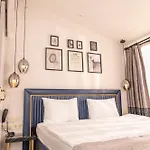 Corner Hot 3*