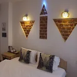 Corner Hot 3*