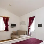 Corner Hot 3*
