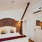 Corner Hot 3*
