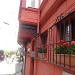 Corner Hot 3*