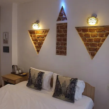 Corner Hot 3*