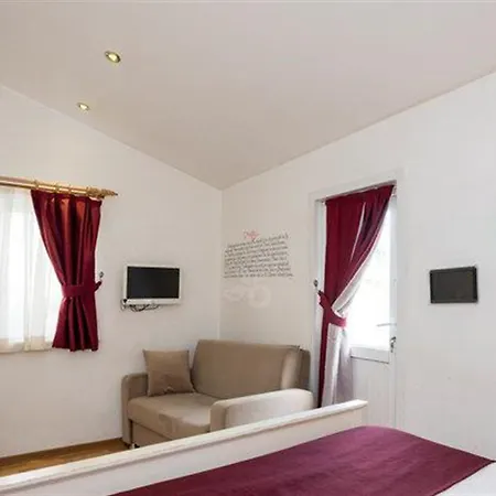 Corner Hot 3*
