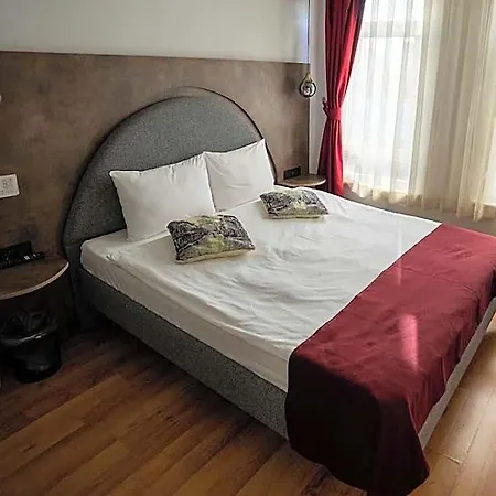 Corner Hot 3*