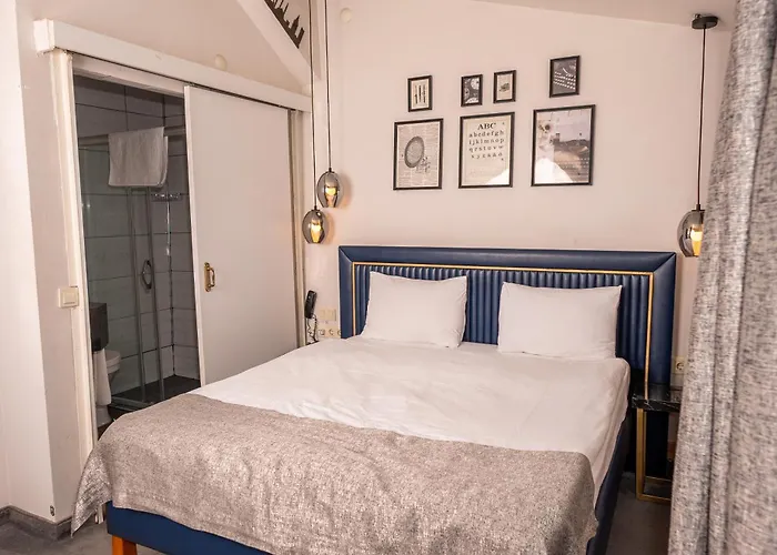 فندق كورنر هوت 3*