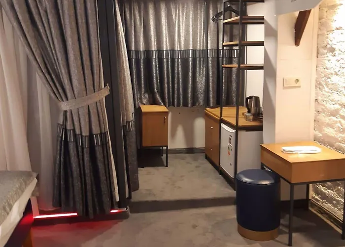 Отель Corner Hot 3*