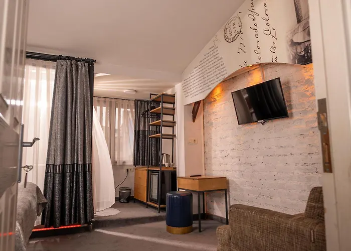 Отель Corner Hot